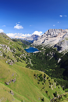 포토 JPG 해외이미지 구름 길 호수 여행 자연 하늘 산 파노라마 풍경 사람없음 초록색 여름 파란색 계곡 맑음 이탈리아 트래킹 하이킹 고도 알프스 엽서 해외202004 해외포토 자연요소 계절 유럽 컬러 레저 날씨 촬영기법 편지 생태계 파일형식 이미지허브