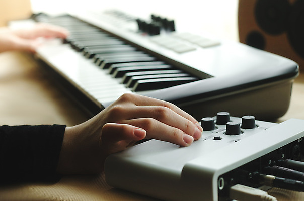 포토 JPG 해외이미지 손 여자 음악 셔츠 놀이 열쇠 미술 한명 디지털 검은색 화목 소리 연주자 흰색 기구 키보드 피아노 오르간 전자 오디오 설정 위로 멜로디 뮤지컬 해외202004 해외포토 1 컬러 컨셉 상의 문화예술 사람 신체부위 전자제품 음악가 건반악기 파일형식 이미지허브