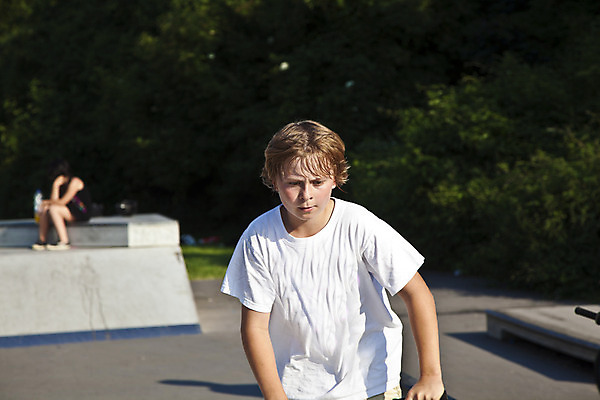 포토 JPG 해외이미지 백인 공원 행복 감정 얼굴 어린이 스포츠 포즈 셔츠 장난 모션 하늘 건강 한명 사람 경사 소년 야외 10대 태양 갈색 우주 점프 기쁨 스케이트 스쿠터 표현 자신감 승차 묘기 피부 속도 땀 셀프 해외202004 해외포토 자연요소 서양인 1 공공시설 남자 스포츠용품 컬러 상의 청소년 신체부위 오토바이 파일형식 이미지허브