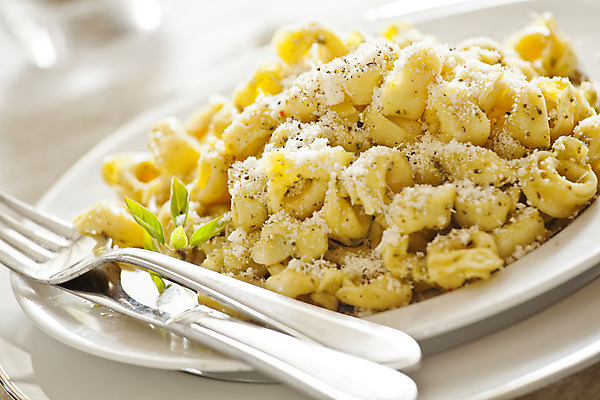 포토 JPG 해외이미지 접시 음식 포크 파스타 사람없음 초록색 노란색 식사 저녁식사 흰색 칼 닫기 은색 허브 바질 점심식사 해외202004 해외포토 식물 식기 컬러 모션 서양음식 파일형식 이미지허브