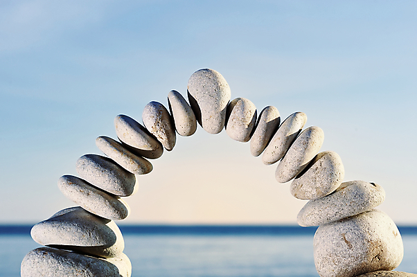 포토 JPG 해외이미지 선 모래 바다 컨셉 휴식 사람없음 야외 쌓기 탑 조약돌 바위 심볼 아치 흙더미 해외202004 해외포토 건축물 모션 흙 돌_바위 파일형식 더미 이미지허브