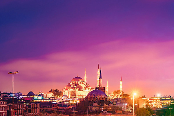 포토 JPG 해외이미지 구름 외관 아시아 종교 문화 여행 건축양식 이스탄불 어업 사람없음 건물 파란색 컬러풀 탑 어둠 새벽 도시 사찰 보트 센터 역사 황금 중앙 야간 저녁 이슬람교 모스크 동쪽 칠면조 아랍어 옛날 해외202004 튀르키예 해외포토 자연요소 건축물 건축 나라 산업 컬러 배_교통 종교건축 조류 방향 파일형식 이미지허브