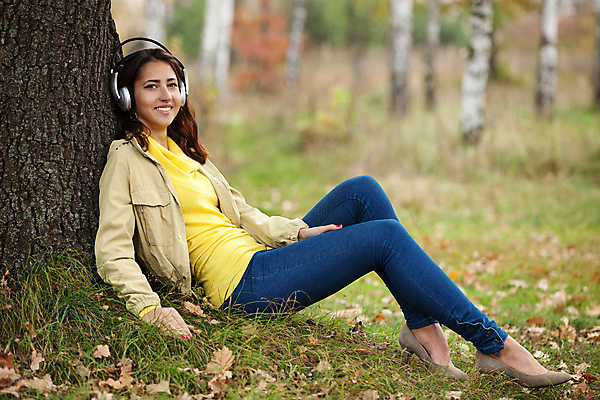 포토 JPG 해외이미지 나무 백인 1 라이프스타일 계절 공원 여자 행복 음악 이어폰 자연 휴식 한명 미소 사람 앉기 성인 야외 목재 평화 헤드폰 침묵 듣기 가을 라디오 귀 스테레오 해외202004 해외포토 서양인 식물 공공시설 감정 음향기기 컨셉 재료 모션 문화예술 표정 생활 신체부위 전자제품 소리 생태계 파일형식 이미지허브