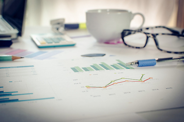 포토 JPG 해외이미지 직업 종이 컨셉 비즈니스 그래프 사람없음 금융 사무실 펜 자료 정보 성장 업무 시장 계획 오브젝트 문서 투자 회계 마케팅 해외202004 해외포토 경제 필기구 작업 파일형식 이미지허브