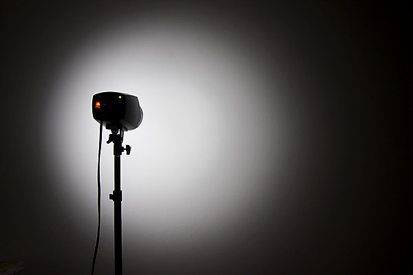 포토 JPG 해외이미지 실루엣 벽 백그라운드 조명 그림자 서기 사람없음 빛 검은색 사진촬영 어둠 장비 흰색 공구 램프 손전등 점 원형 준비 스포트라이트 카피스페이스 해외202004 해외포토 도형 컬러 모션 촬영기법 촬영 공백 도구 파일형식 이미지허브