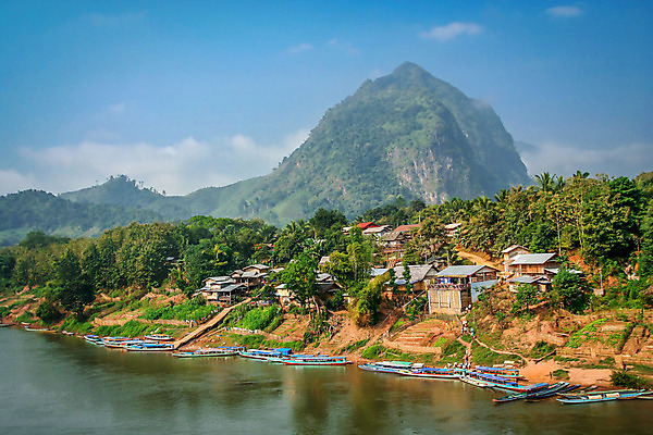 포토 JPG 해외이미지 아시아 여행 건축양식 자연 휴가 산 주택 풍경 사람없음 야외 물 여름 강 여행객 마을 계곡 시골 보트 강가 오두막 북쪽 멀리 절정 해외202004 해외포토 자연요소 계절 건축 나라 배_교통 사람 건물 방향 생태계 파일형식 이미지허브