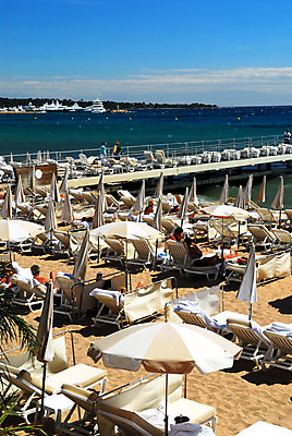 포토 JPG 해외이미지 유럽 바다 여행 의자 휴가 풍경 해변 사람없음 물 여름 여행객 산책로 프랑스 고급 우아함 그늘 지중해 휴양지 남쪽 프랑스어 해외202004 해외포토 자연요소 문자 계절 나라 길 가구 컨셉 사람 장소 방향 파일형식 이미지허브