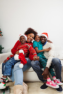 포토 JPG 해외이미지 모델 전통 커플 남자 행복 어린이 백그라운드 크리스마스 가족 휴가 주택 선물 사랑 사람 앉기 소년 여러명 성인 장식 세로 방 축하 잡기 아빠 재산 리빙 옛날 해외202004 해외포토 기념일 감정 다수 컨셉 관계 모션 건물 금융 파일형식 이미지허브