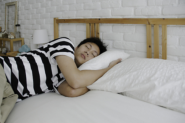 포토 JPG 해외이미지 남자 가구 창문 베개 탁자 호텔 아침 휴식 조명 바닥 아파트 주택 실내 한명 동양인 내부 장식 책 빛 세트 문 카펫 방 흰색 침대 램프 신선 잠 커튼 클래식 야간 오브젝트 리빙 스타일 안락 해외202004 해외포토 주간 자연요소 1 컬러 생활용품 컨셉 침구 숙소 사람 인종 건물 파일형식 이미지허브