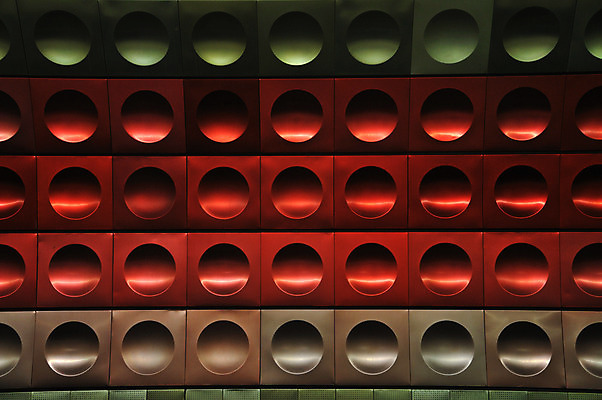 포토 JPG 해외이미지 모양 디자인 선 벽 백그라운드 패턴 건축양식 추상 새로움 실내 미술 사람없음 내부 빨간색 초록색 금속 줄무늬 도시 원형 터널 전철 역 은색 배열 질감 레이아웃 정사각형 체코 튜브 프라하 지하 조절 인공 해외202004 해외포토 도형 건축 유럽 길 육상교통 컬러 컨셉 무늬 교통시설 재질 문화예술 대중교통 파일형식 이미지허브