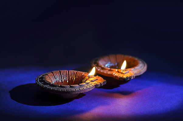 포토 JPG 해외이미지 전통 행복 종교 문화 백그라운드 불 휴가 기념 사람없음 장식 빛 컬러풀 평화 축제 어둠 기도 램프 축하 인사 신용카드 야간 인도인 기회 예배 점토 광 등잔 숭배 힌두교 해외202004 해외포토 자연요소 외국인 감정 컬러 컨셉 조명 동양인 금융 예절 파일형식 이미지허브