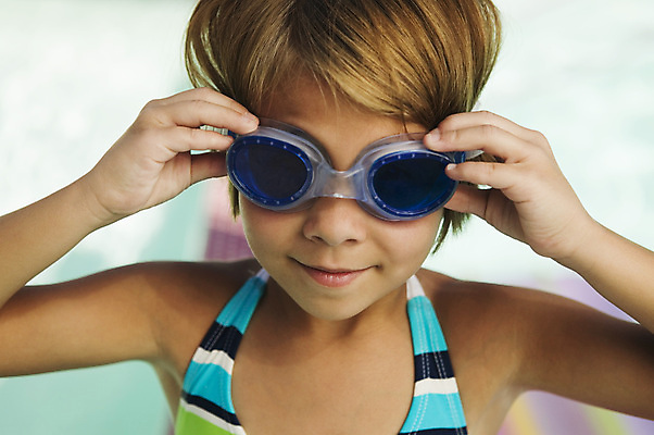 포토 JPG 해외이미지 주간 여자 여유 어린이 수영장 한명 상반신 야외 앞모습 여름휴가 바캉스 시원함 소녀한명만 해외202004 해외포토 자연요소 1 감정 뷰포인트 휴가 사람 여자한명만 소녀만 파일형식 여름_계절 이미지허브