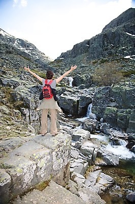 포토 JPG 해외이미지 라이프스타일 여자 유럽 여행 가방 배낭 자연 휴가 산 한명 사람 야외 빨간색 강 산책 트래킹 재킷 하이킹 자유 바위 시골 스페인 모험가 팔 방법 선로 혼자 해외202004 해외포토 1 잡화 나라 컬러 컨셉 레저 휴식 생활 신체부위 외투 돌_바위 생태계 파일형식 이미지허브