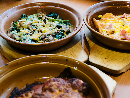 포토 JPG 해외이미지 접시 음식 백그라운드 토마토 치즈 건강 요리 사람없음 목재 식사 저녁식사 버섯 이탈리아 신선 뜨거움 맛 정상 미트볼 베이컨 시금치 층 점심식사 채식주의자 해외202004 해외포토 나무 식기 유럽 컨셉 채소 재료 유제품 돼지고기 채식 파일형식 이미지허브