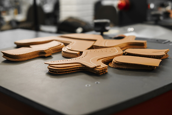 포토 JPG 해외이미지 직업 전통 손 디자인 남자 산업 신발 비즈니스 부분 공장 노동자 기술 사람없음 갈색 유행 기계 장비 공구 업무 작업실 수리 닫기 제조 상품 바느질 가죽 서비스 장인 내추럴 양발 핸드메이드 해외202004 해외포토 컬러 공업 모션 사람 신체부위 도구 작업 파일형식 이미지허브