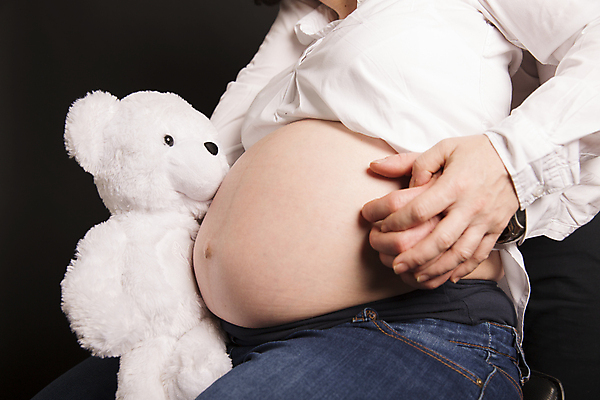 포토 JPG 해외이미지 백인 라이프스타일 손 커플 여자 남자 행복 무기 신체 가족 관계 포옹 엄마 남편 휴식 함께함 건강 사랑 한명 사람 성인 부모 희망 임신 터치 아기 기다림 아빠 불안 태교 돌봄 옛날 해외202004 해외포토 서양인 1 감정 컨셉 안기 모션 생활 신체부위 파일형식 이미지허브