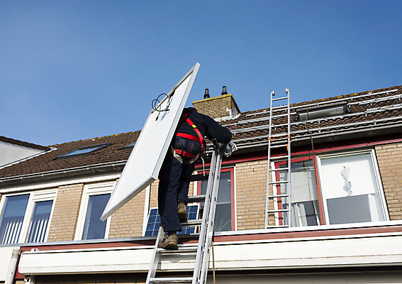 포토 JPG 해외이미지 직업 교육 남자 산업 사다리 학교 지붕 벽돌 노동자 주택 한명 안전 사람 성인 야외 건물 초록색 파란색 태양 환경 힘 재활용 장비 에너지 벨트 도구 공구 작업 판넬 수리 안전모 헬멧 상업 태양에너지 세대 설치 해외202004 해외포토 자연요소 1 건축물 잡화 컬러 그린에너지 안전장비 보호장비 친환경 파일형식 이미지허브