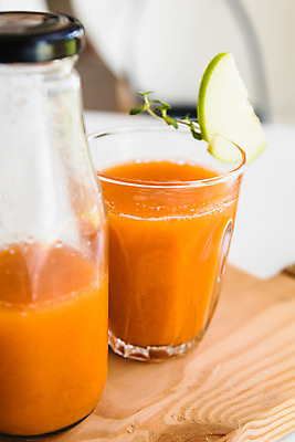 포토 JPG 해외이미지 식물 음료 음식 조각 백그라운드 잎 다이어트 채소 오렌지 유리 탁자 건강 사람없음 목재 초록색 주스 당근 신선 달콤 사과 상쾌 유기농 날것 숙성 해외202004 해외포토 나무 웰빙 감정 컬러 가구 과일 재료 재질 뿌리채소 맛 파일형식 이미지허브