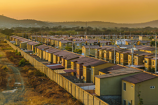 포토 JPG 해외이미지 외관 선 건축양식 교실 자연 지붕 아파트 주택 안테나 풍경 사람없음 건물 일출 미국 일몰 재산 중앙 언덕 커뮤니티 에콰도르 연립주택 이웃 남쪽 교외 줄서기 해외202004 해외포토 건축물 교육 건축 북아메리카 통신 학교 모션 금융 노을 남아메리카 방향 생태계 파일형식 이미지허브