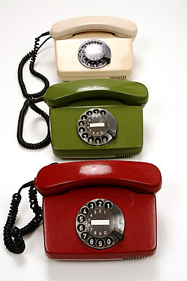 포토 JPG 해외이미지 디자인 선 이어폰 백그라운드 비즈니스 통신 말하기 대화 사람없음 빨간색 스마트폰 사무실 검은색 헤드폰 골동품 흰색 클래식 연결 전화기 향수 상담 복고 부름 다이얼 구식 옛날 해외202004 해외포토 컬러 음향기기 컨셉 모션 핸드폰 스마트기기 화장품 파일형식 이미지허브