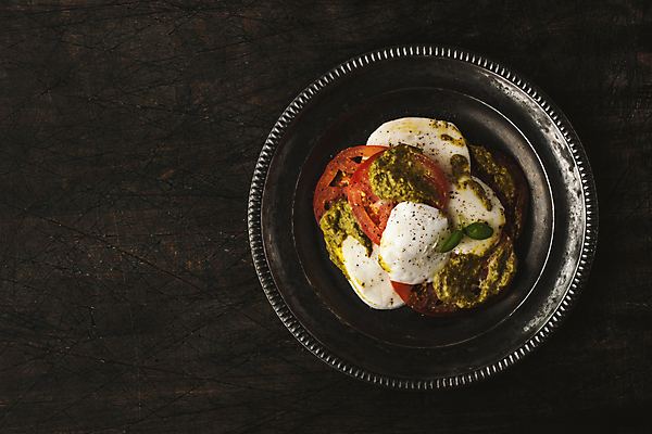 포토 JPG 해외이미지 접시 음식 조각 백그라운드 토마토 채소 재료 부분 탁자 치즈 마늘 요리 사람없음 목재 가로 빨간색 초록색 금속 식당 어둠 이탈리아 샐러드 수확 흰색 양념 지중해 먹기 준비 향 후추 바질 모짜렐라치즈 옛날 카프레제 해외202004 해외포토 나무 식기 유럽 바다 컬러 가구 농업 모션 재질 유제품 상점 향신료 파일형식 이미지허브