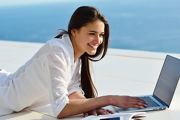 포토 JPG 해외이미지 응시 여자 엎드리기 하늘 한명 상반신 성인 야외 책 노트북 스마트폰 비즈니스우먼 야외테라스 성인여자한명만 해외포토 1 시선 비즈니스 모션 사람 전자제품 핸드폰 스마트기기 발코니 직장인 여자한명만 성인여자만 파일형식 이미지허브