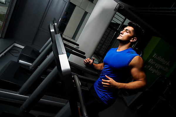 포토 JPG 해외이미지 웰빙 남자 스포츠 포즈 반바지 실내 건강 한명 사람 성인 운동복 달리기 조깅 운동 걷기 스트레칭 힘 헬스장 장비 속도 체육관 런닝머신 노력 돌봄 바디케어 성인만 해외202004 해외포토 1 옷 바지 모션 내부 운동기구 헬스 파일형식 이미지허브