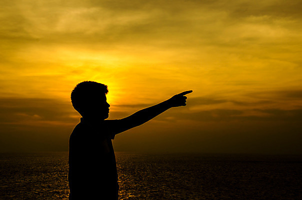 포토 JPG 해외이미지 남자 실루엣 어린이 바다 한명 소년 상반신 야외 일몰 가리킴 소년한명만 해외202004 해외포토 1 촬영기법 사람 손짓 노을 남자한명만 소년만 파일형식 이미지허브