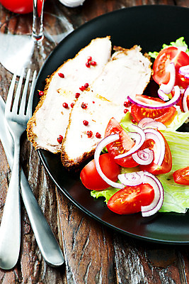 포토 JPG 해외이미지 스튜디오촬영 접시 포크 토마토 채소 양파 마늘 육류 돼지고기 요리 사람없음 주방 식당 숟가락 샐러드 기구 맛 굽기 준비 후추 치유 핸드메이드 해외202004 해외포토 식기 음식 컨셉 식재료 수저 실내 상점 구이 향신료 파일형식 이미지허브