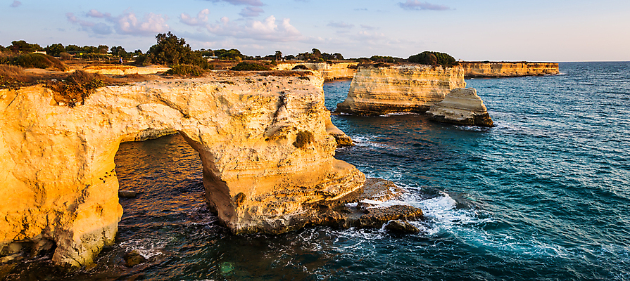 포토 JPG 해외이미지 유럽 바다 여행 자연 하늘 휴가 풍경 사람없음 야외 물 여름 파란색 평화 이탈리아 만 지중해 그림 아치 터키석 많음 해외202004 해외포토 자연요소 계절 나라 컬러 컨셉 보석 생태계 파일형식 이미지허브