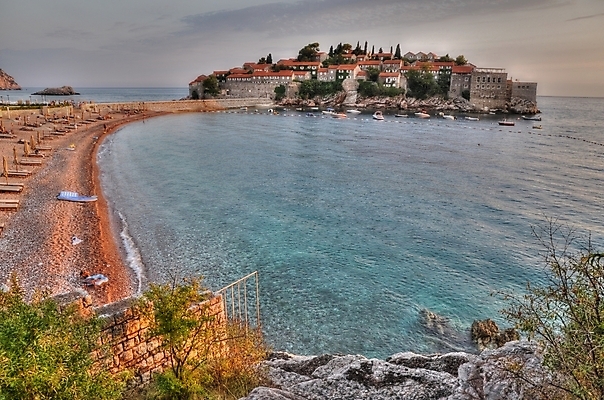 포토 JPG 해외이미지 유럽 바다 섬 여행 건축양식 자연 하늘 호텔 지붕 휴가 휴식 풍경 사람없음 물 여름 파란색 햇빛 마을 일몰 만 고급 지중해 휴양지 타운 몬테네그로 파라다이스 해외202004 해외포토 자연요소 계절 건축 나라 컬러 컨셉 숙소 태양 노을 장소 도시 생태계 파일형식 이미지허브
