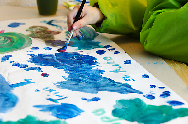 포토 JPG 해외이미지 백인 1 손 교육 행복 종이 어린이 백그라운드 학교 놀이 탁자 미술 한명 사람 취미 페인트 유치원 기쁨 흰색 기록 붓 작음 묘기 집중 그림 예술가 페인트붓 천진난만 초보 유일 해외202004 해외포토 서양인 감정 컬러 가구 컨셉 문화예술 신체부위 크기 파일형식 이미지허브