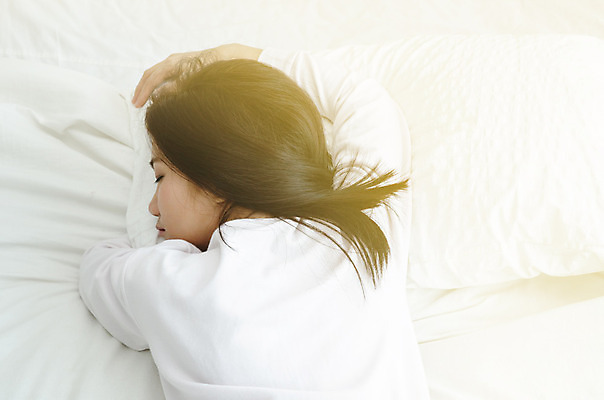 포토 JPG 해외이미지 손 여자 행복 베개 호텔 아침 휴식 주택 실내 따뜻함 사랑 한명 동양인 빛 평화 꿈 방 터치 추위 흰색 침대 신선 잠 최고 야간 시원함 담요 걱정 낮잠 부드러움 거짓말 취침시간 해외202004 해외포토 주간 자연요소 1 감정 컬러 가구 컨셉 침구 숙소 사람 인종 내부 건물 신체부위 감각 파일형식 이미지허브