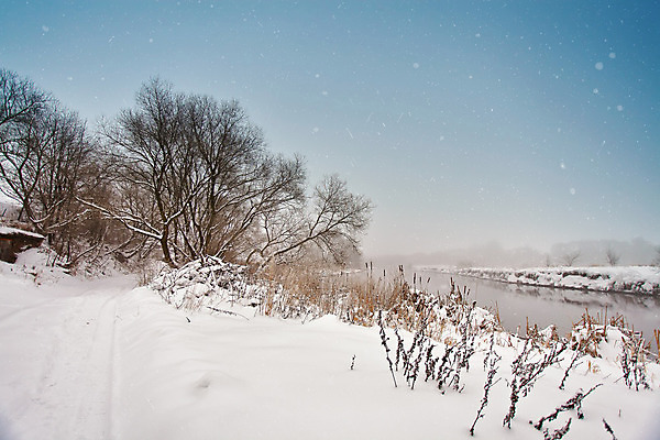 포토 JPG 해외이미지 나무 식물 계절 도로 선 여행 백그라운드 크리스마스 겨울 자국 자연 지팡이 날씨 풍경 사람없음 야외 목재 햇빛 마을 냉동 얼음 추위 안개 흰색 시골 숲 강가 버드나무 서리 장면 통과 흐림 눈보라 1월 벨로루시 폭설 눈내림 해외202004 해외포토 자연요소 기념일 길 컬러 재료 교통시설 눈_날씨 강 태양 날짜 자연재해 생태계 파일형식 이미지허브