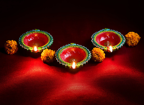 포토 JPG 해외이미지 전통 행복 종교 문화 백그라운드 불 휴가 기념 사람없음 장식 컬러풀 축제 어둠 기도 램프 축하 인사 신용카드 야간 인도인 기회 예배 문학 점토 광 등잔 숭배 힌두교 해외202004 해외포토 자연요소 외국인 감정 컬러 컨셉 조명 동양인 금융 예절 파일형식 이미지허브