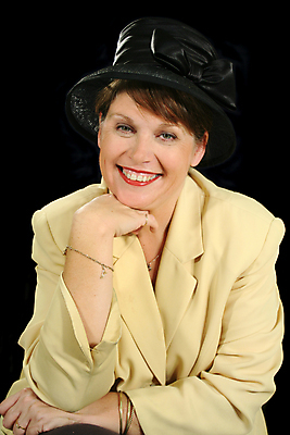 포토 JPG 해외이미지 응시 여자 행복 여유 중년 팔찌 갈색머리 한명 웃음 활발 기쁨 만족 활 해외202004 해외포토 1 헤어스타일 시선 감정 컨셉 장신구 표정 사람 성인 파일형식 이미지허브