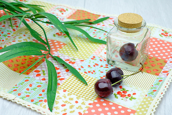 포토 JPG 해외이미지 잎 패턴 과일 탁자 사람없음 목재 빨간색 초록색 파란색 흰색 하트 최고 점 체리 혼합 코르크 해외202004 해외포토 모양 나무 식물 컬러 가구 무늬 재료 파일형식 이미지허브