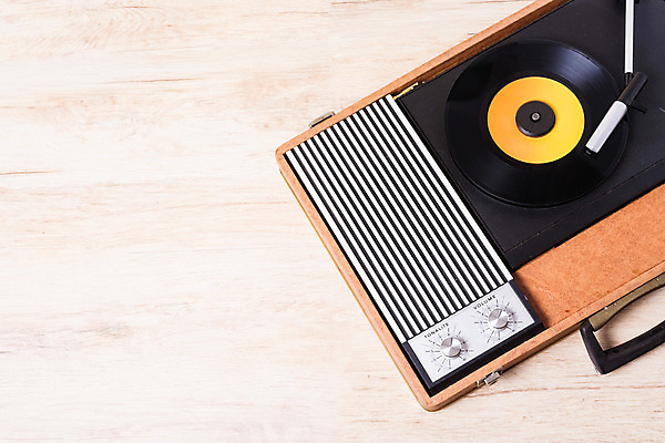 포토 JPG 해외이미지 음악 백그라운드 놀이 탁자 주택 사람없음 목재 파티 유행 라벨 검은색 소리 듣기 장비 수확 골동품 덮개 춤 역사 클래식 정상 앨범 믹서 DJ 향수 복고 디스코 오디오 70대 축음기 비닐 턴테이블 선로 옛날 플레이어 스타일 해외202004 해외포토 나무 노년 컬러 음향기기 가구 컨셉 농업 재료 모션 재질 문화예술 프레임 이벤트 건물 전자제품 화장품 뚜껑 파일형식 이미지허브