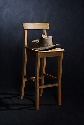 포토 JPG 해외이미지 1 가구 곡선 의자 그림자 사람없음 목재 갈색 검은색 바 대각선 고립 굴곡 서쪽 합판 해외202004 해외포토 나무 선 컬러 생활용품 재료 방향 파일형식 이미지허브