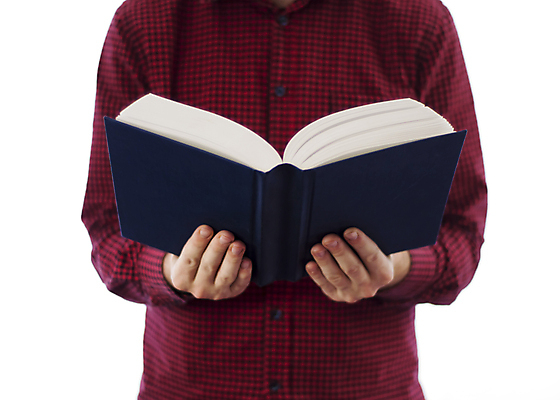 포토 JPG 해외이미지 응시 교육 기독교 종교 관리 사람 성인 사람없음 책 빨간색 스터디 독서 다이어리 성경 공백 덮개 흰색 잡기 업무 오픈 잡지 큼 집중 읽기 검색 흰배경 대학교 문학 고립 궤 신앙심 조작 문해 해외202004 해외포토 시선 컬러 백그라운드 컨셉 종교용품 학교 모션 간행물 학습 사무용품 뚜껑 작업 크기 파일형식 이미지허브