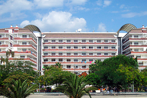 포토 JPG 해외이미지 외관 창문 호텔 휴가 손바닥 사람없음 야외 건물 수건 야자수 올려보기 발코니 스페인 고급 우아함 큼 휴양지 스페인어 해외202004 해외포토 나무 건축물 손 유럽 컨셉 모션 숙소 위생용품 장소 크기 파일형식 이미지허브