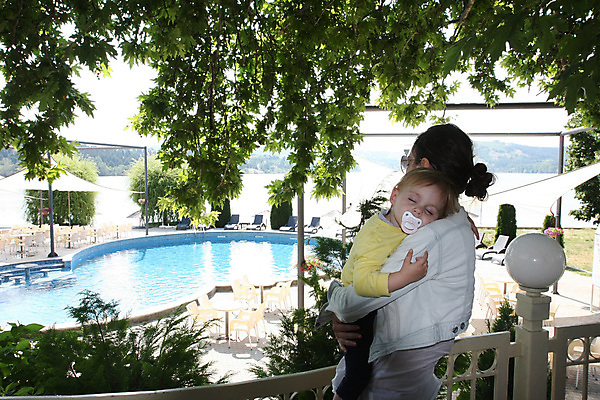 포토 JPG 해외이미지 백인 딸 여유 어린이 가족 자연 엄마 피곤 사랑 사람 야외 두명 아기 잡기 잠 당구 결백 돌봄 해외202004 해외포토 서양인 감정 컨셉 관계 모션 구기 생태계 파일형식 이미지허브