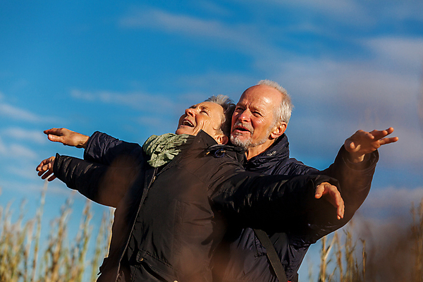 포토 JPG 해외이미지 라이프스타일 웰빙 커플 행복 무기 결혼 관계 자연 하늘 남편 함께함 건강 서기 웃음 사람 사람없음 야외 파란색 햇빛 활발 기쁨 자유 축하 아내 은퇴 동료 명상 연금 정확 해외202004 해외포토 감정 컬러 컨셉 모션 표정 이벤트 생활 태양 생태계 파일형식 이미지허브