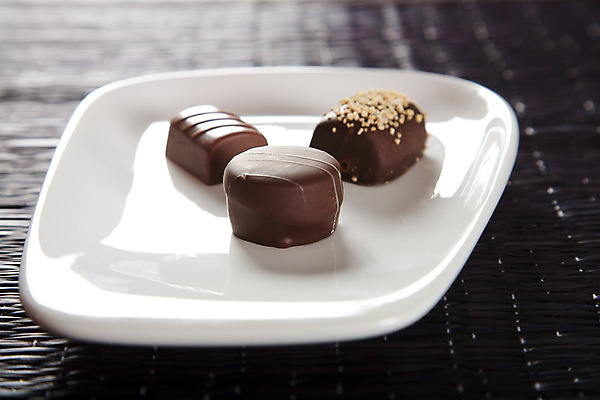 포토 JPG 해외이미지 접시 음식 컨셉 손가락 탁자 디저트 아이디어 주류 쟁반 사탕 육류 3 요리 사람없음 세로 갈색 파티 요식업 식당 초콜릿 식사 저녁식사 어둠 여러개 카페 흰색 바 우아함 달콤 맛 설탕 먹기 스위스 상쾌 코코아 밀짚 점심식사 프랄린 스타일 해외202004 해외포토 식기 손 감정 유럽 산업 음료 컬러 가구 다수 식재료 모션 이벤트 상점 짚 파일형식 이미지허브