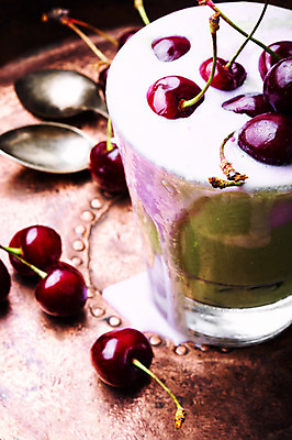 포토 JPG 해외이미지 1 계절 열매 음식 과일 부분 유리 아이스크림 디저트 쟁반 사탕 사람없음 보라색 냉동 얼음 이탈리아 우유 신선 칵테일 체리 사발 달콤 맛 유혹 설탕 크림 시럽 칼로리 요거트 바닐라 핸드메이드 캐러멜 솔깃 해외202004 해외포토 자연요소 식물 유럽 컬러 컨셉 재질 유제품 주류 사기그릇 파일형식 이미지허브