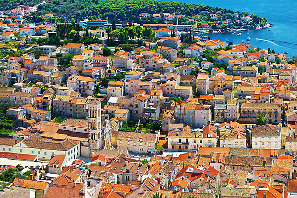 포토 JPG 해외이미지 외관 유럽 바다 섬 요트 건축양식 지붕 휴가 항해 안테나 파노라마 손바닥 사람없음 물 파란색 도시풍경 컬러풀 성당 교회 여행객 항구 바위 도시 만 역사 지중해 포트 타운 크로아티아 달마시안 해외202004 해외포토 자연요소 손 건축 나라 컬러 배_교통 통신 종교건축 교통시설 촬영기법 사람 풍경 건물 돌_바위 개 파일형식 이미지허브