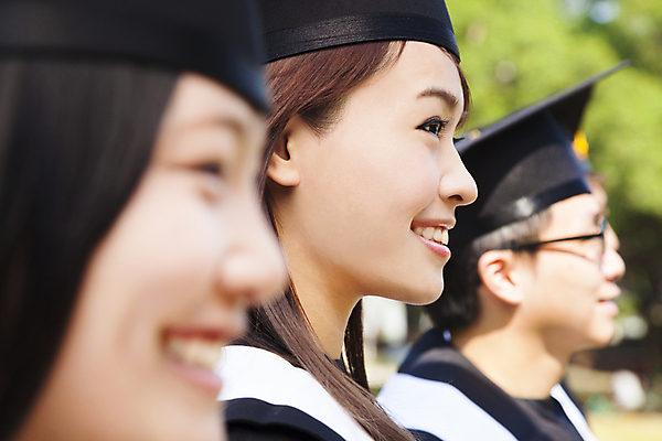 포토 JPG 해외이미지 주간 여자 남자 행복 학사모 졸업 졸업식 졸업생 상반신 성인 야외 옆모습 세명 축하 졸업가운 성인만 해외포토 자연요소 모자_잡화 교육 감정 뷰포인트 컨셉 사람 가운 파일형식 이미지허브