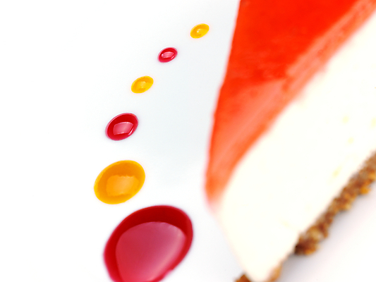 포토 JPG 해외이미지 디저트 실내 근접촬영 사람없음 소프트포커스 흰배경 시럽 치즈케이크 해외202004 해외포토 음식 뷰포인트 백그라운드 촬영기법 내부 케이크 흰색 파일형식 이미지허브