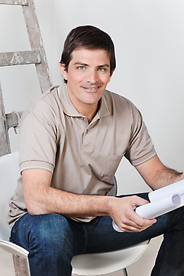 포토 JPG 해외이미지 응시 남자 행복 종이 의자 사다리 아파트 주택 실내 한명 미소 사람 앉기 성인 내부 세로 견본 페인트 방 흰색 잡기 수리 계획 스마트 고정 청사진 업그레이드 해외202004 해외포토 1 시선 감정 컬러 가구 컨셉 모션 표정 건물 도구 파일형식 이미지허브