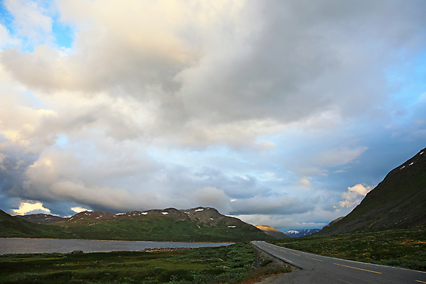 포토 JPG 해외이미지 구름 꽃 유럽 도로 길 선 여행 백그라운드 자연 하늘 산 프레임 노르웨이 풍경 사람없음 야외 초록색 여름 파란색 태양 평화 환경 계곡 운전 시골 고속도로 아스팔트 가득함 언덕 장면 내추럴 스칸디나비아 수평선 해외202004 해외포토 자연요소 식물 계절 나라 컬러 컨셉 교통시설 모션 생태계 파일형식 이미지허브